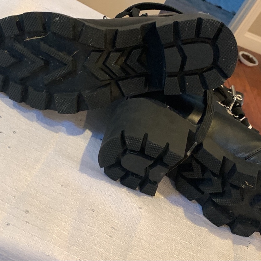 Silent D boots
